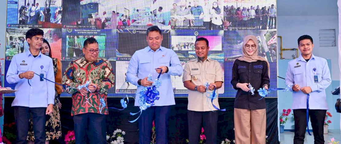 Gubernur Sulawesi Selatan Andi Sudirman Sulaiman mendampingi Kepala Badan Gizi Nasional (BGN) Sudaryono meresmikan Satuan Pelayanan Pemenuhan Gizi (SPPG) untuk wilayah tertinggal, terdepan, dan terluar (3T) serta daerah dengan prevalensi stunting tinggi dan sangat tinggi di Desa Timbuseng, Kecamatan Polongbangkeng Timur, Kabupaten Takalar, Jumat (2/10/2026).