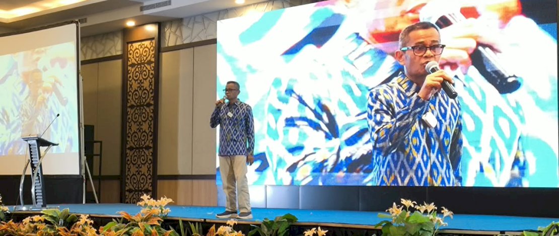 Ketua Dewan Pembina Yayasan Ar-Rahmah Sulawesi, Drs. H. M. Jafar Sodding, saat memberikan sambutan pada Seminar Parenting SIT Ar-Rahmah Makassar di Ballroom Hotel Harper Makassar, Ahad, 4 Oktober 2026.