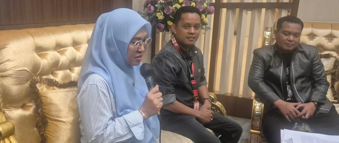 Bupati Gowa Husniah Talenrang dalam konferensi pers di Rumah Jabatan (Rujab) Bupati Gowa, Minggu malam (4/10/2026).