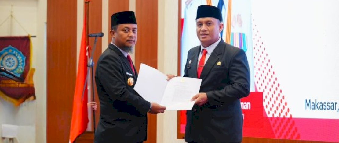 Andi Sudirman saat melantik dan mengambil sumpah jabatan Andi Winarno Eka Putra, S.STP., M.H., sebagai Pj Sekda Provinsi Sulawesi Selatan di Aula Asta Cita Rumah Jabatan Gubernur Sulsel, Senin (5/10/2026).