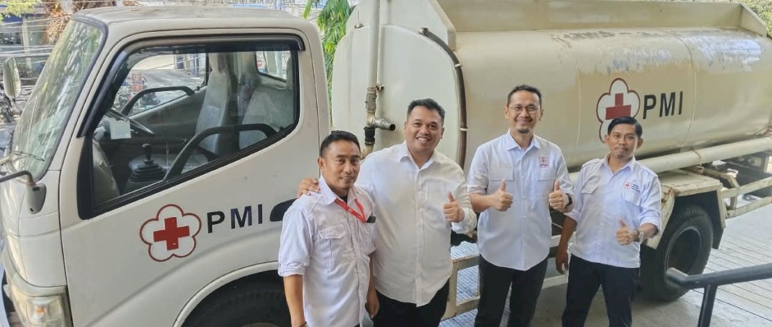 Palang Merah Indonesia (PMI) Provinsi Sulawesi Selatan menyerahkan bantuan satu unit mobil tangki air bersih untuk masyarakat Kabupaten Enrekang, yang diterima secara langsung oleh Ketua PMI Enrekang, Andi Tenri Liwang La Tinro.