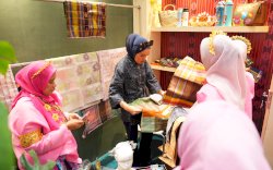 Dari Cora&rsquo; La&rsquo;ba hingga Sarung Basah, Dekranasda Makassar Bawa Ragam Kriya ke INACRAFT 2026