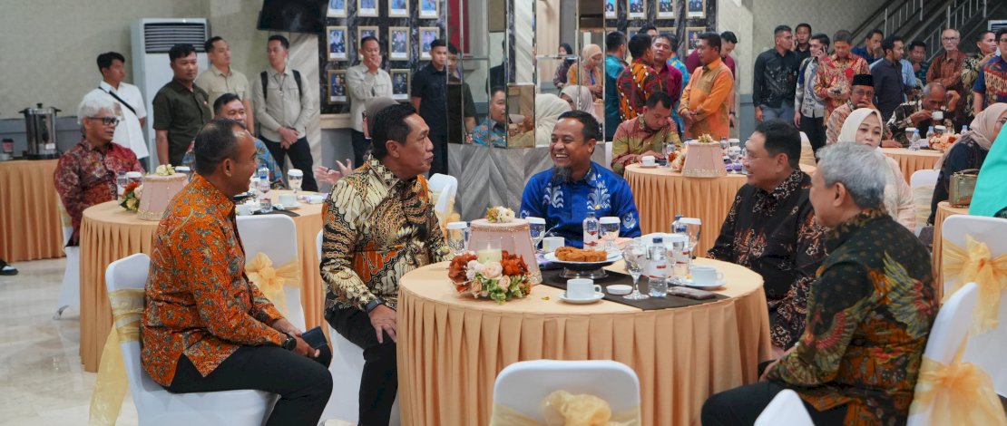 Gubernur Sulawesi Selatan Andi Sudirman Sulaiman menghadiri malam pisah sambut Kepala Kepolisian Daerah (Kapolda) Sulawesi Selatan antara Irjen Pol. Djuhandhani Rahardjo Puro dan Irjen Pol. M. Awal Chairuddin di Aula Mappaoddang, Kantor Polda Sulsel, Jumat (9/10/2026) malam.