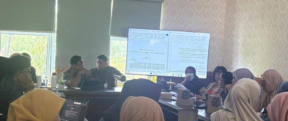 Dinas Kesehatan Kabupaten Luwu Timur menggelar rapat untuk mematangkan Petunjuk Teknis (Juknis) Peraturan Bupati tentang Pedoman Pelayanan Gratis Bermutu melalui Program Kartu Sehat, Kamis, 2 April 2026.