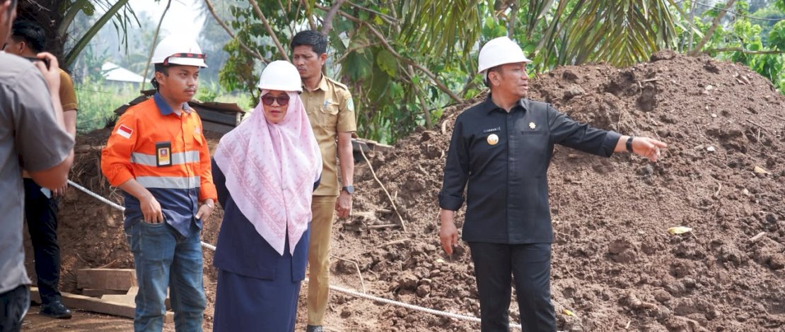 Bupati Luwu Timur, Irwan Bachri Syam, bersama Wakil Bupati Puspawati Husler, meninjau langsung rencana pengerukan Sungai Malili, Senin, 12 Oktober 2026.