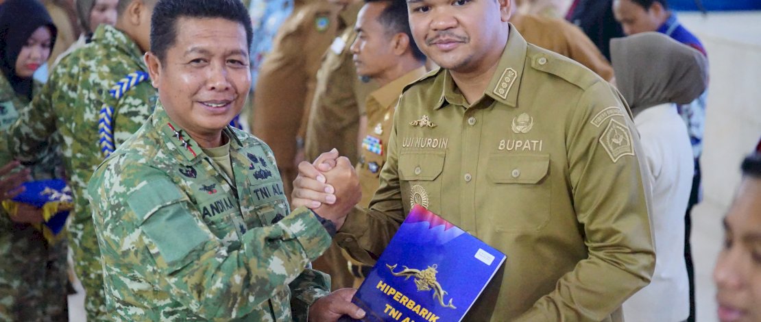 Bupati Bantaeng, M. Fathul Fauzy Nurdin menerima Brevet Kehormatan Kesehatan Penyelaman dan Hiperbarik dari TNI Angkatan Laut (AL).