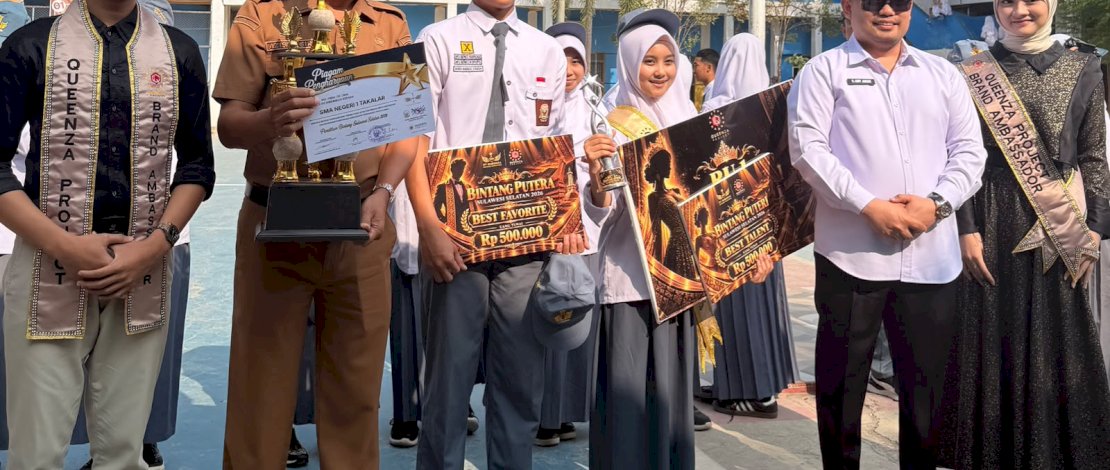 Top 3 Putra dan Top 6 Putri Pemilihan Bintang Sulsel 2026, Muh Abil Akbar dan Siti Mutmainnah Ashila, menghadiri Upacara Bendera yang dirangkaikan dengan penyerahan Piala Bergilir Bintang Sulsel 2026 kepada Kepala SMAN 1 Takalar, Azis Basir, di Lapangan SMAN 1 Takalar, Senin, 12 Oktober 2026.
