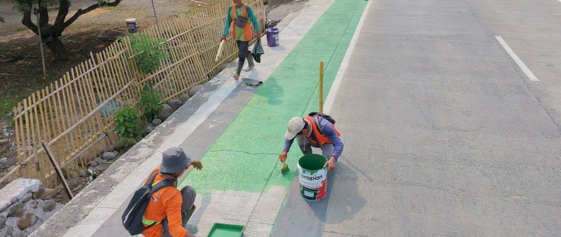 Ruas sepanjang 6,95 kilometer itu kini mendapat sentuhan penataan melalui pengecatan marka jalan berwarna putih dan bahu jalan berwarna hijau.