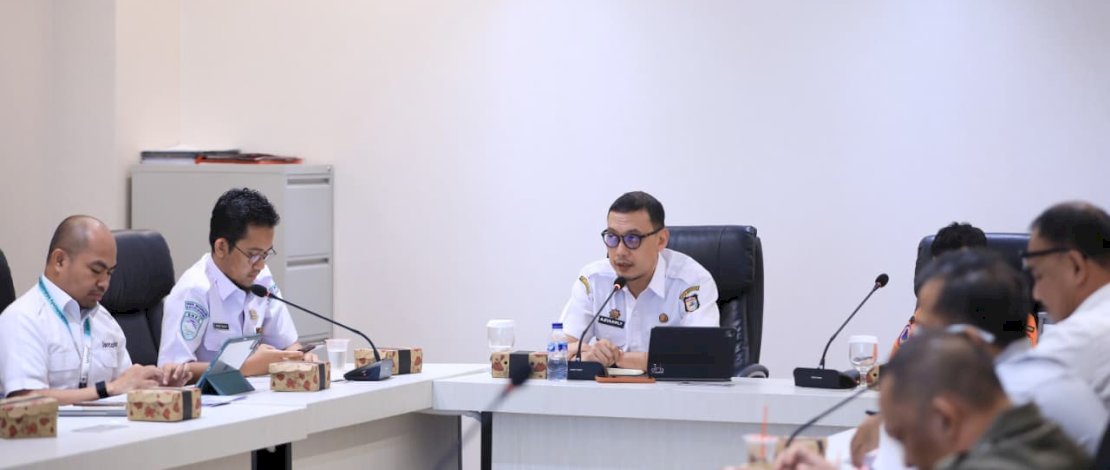 Rapat koordinasi digelar di Kantor Balai Kota Makassar, Rabu (14/10/2026), dipimpin Sekretaris Daerah (Sekda) Kota Makassar, Andi Zulkifly Nanda, bersama jajaran perangkat daerah dan pihak Badan Meteorologi, Klimatologi, dan Geofisika (BMKG).