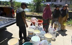 Gubernur Andi Sudirman Telah Distribusikan 403.000 Liter Air Bersih untuk 4.936 KK di Makassar 