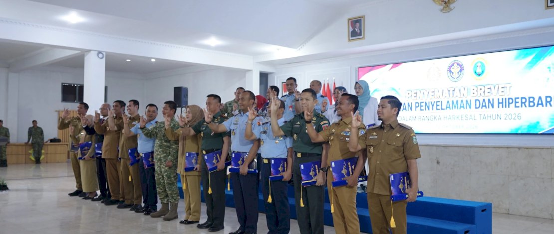 Wali Kota Parepare Tasming Hamid Terima Brevet Kehormatan Kesehatan Penyelaman dan Hiperbarik dari TNI AL