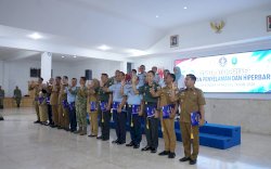 Wali Kota Parepare Tasming Hamid Terima Brevet Kehormatan Kesehatan Penyelaman dan Hiperbarik dari TNI AL