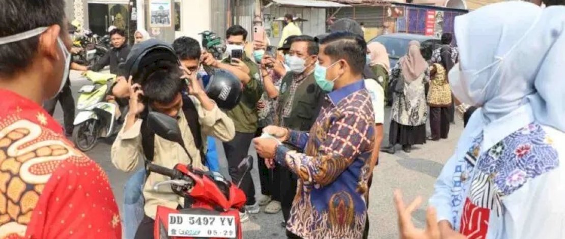 Kabut Asap Selimuti Parepare, Tasming Hamid Pimpin Pembagian 1.750 Masker di 11 Titik