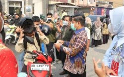 Kabut Asap Selimuti Parepare, Tasming Hamid Pimpin Pembagian 1.750 Masker di 11 Titik