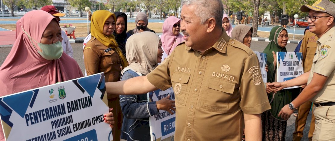 Bupati Pinrang Serahkan Bantuan PPSE, Dorong Kemandirian Ekonomi Masyarakat