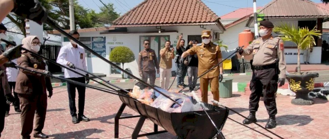 Wakil Wali Kota Parepare, Hermanto Pasennangi, saat menghadiri pemusnahan barang bukti perkara yang telah berkekuatan hukum tetap di Kantor Kejaksaan Negeri (Kejari) Parepare, Senin (31/8/2026).