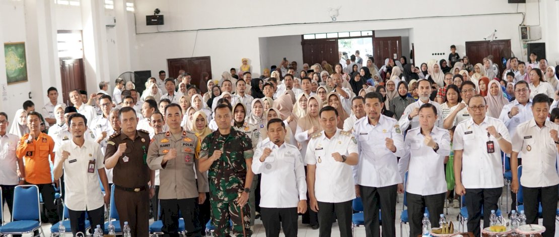 Wujudkan Janji Politik, Tasming-Hermanto Kembali Salurkan Seragam Sekolah Gratis di Parepare