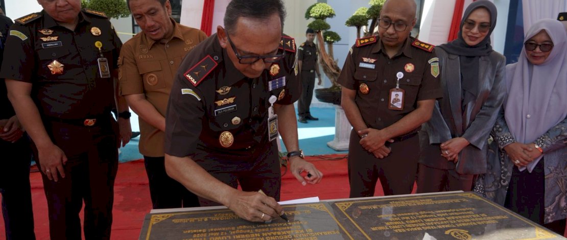 Bupati Luwu Timur Irwan Bachri Syam menyaksikan peresmian Kantor Kejari Luwu Timur oleh Kajati Sulsel, Selasa, 12 Mei 2026.