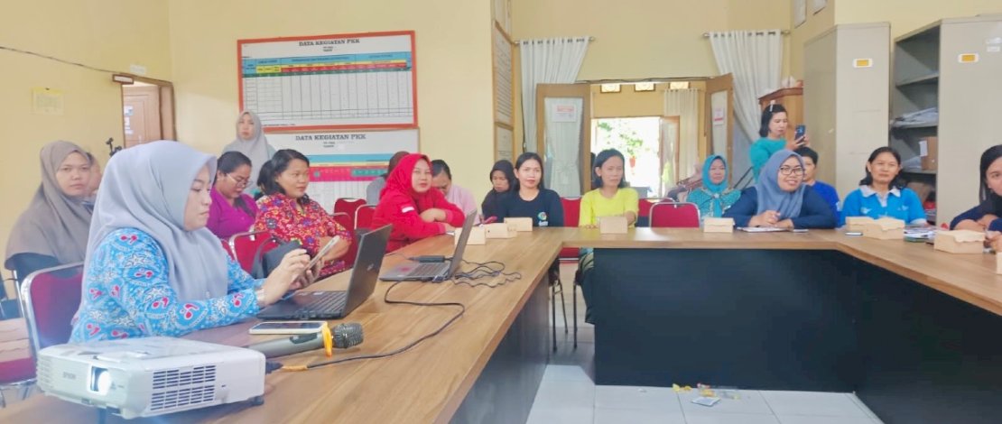 Peningkatan kapasitas tenaga lini lapangan dalam upaya percepatan pencegahan stunting di Aula Kantor Camat Tomoni Timur, Kamis, 7 Mei 2026.