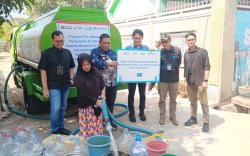 Pelindo Regional IV Makassar Salurkan Air Bersih untuk Warga Terdampak Kemarau, 15.000 Liter per Hari