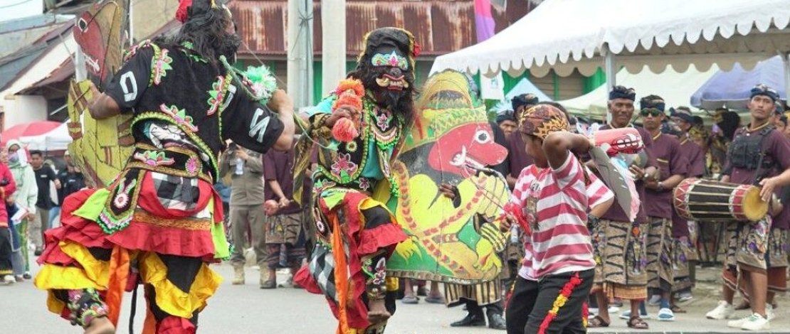Karnaval budaya dalam rangka memperingati Hari Ulang Tahun (HUT) Luwu Timur ke-23 berlangsung semarak di Kawasan Anjungan Sungai Malili, Rabu, 3 Juni 2026.