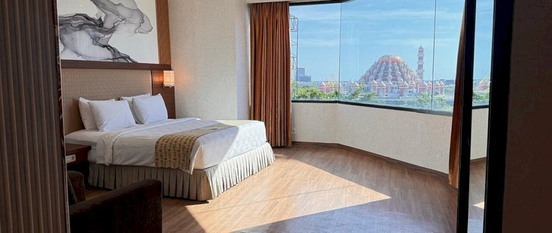 View salah satu kamar hotel Almadera Hotel Makassar langsung menghadap Masjid 99 Kuba Makassar