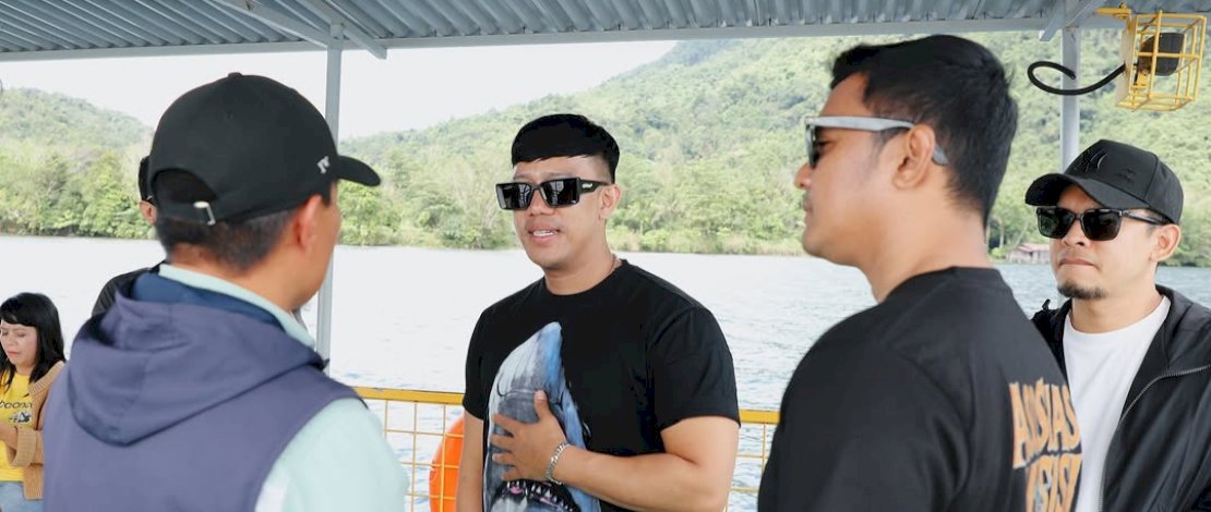 Para personil Repvblik Band mengeksplore keindahan Danau Matano, sebelum menghibur masyarakat Luwu Timur, Jumat, 12 Juni 2026.