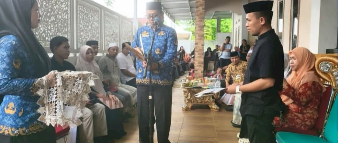 Sekretaris Daerah Luwu Timur, Ramadhan Pirade, menyerahkan Akta Kematian almarhum Drs Saenal, Sekretaris Dinas Perdagangan, Koperasi dan UKM Luwu Timur, melalui inovasi JAM KERAMAT.