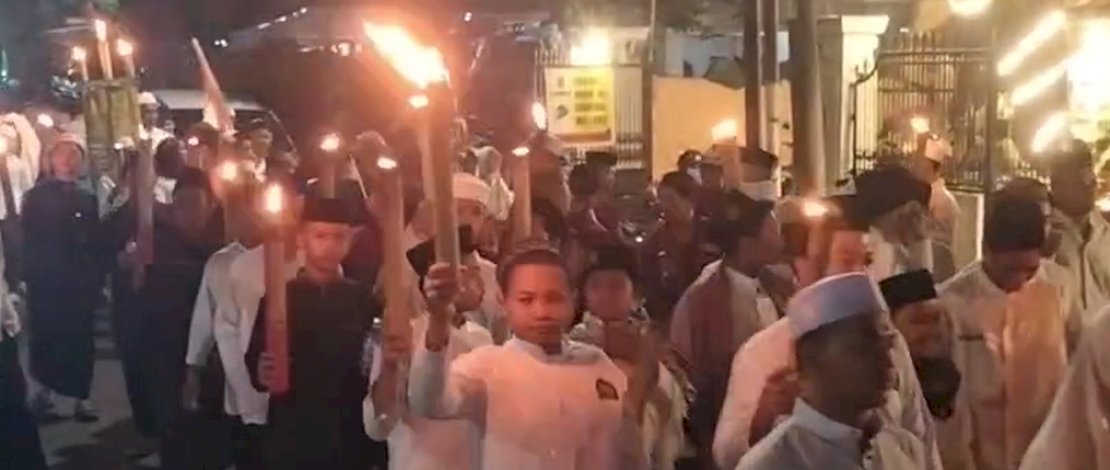 Pawai Obor Santri Al Imam Ashim Warnai Malam Peringatan Hari Santri di Makassar