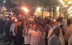 Pawai Obor Santri Al Imam Ashim Warnai Malam Peringatan Hari Santri di Makassar