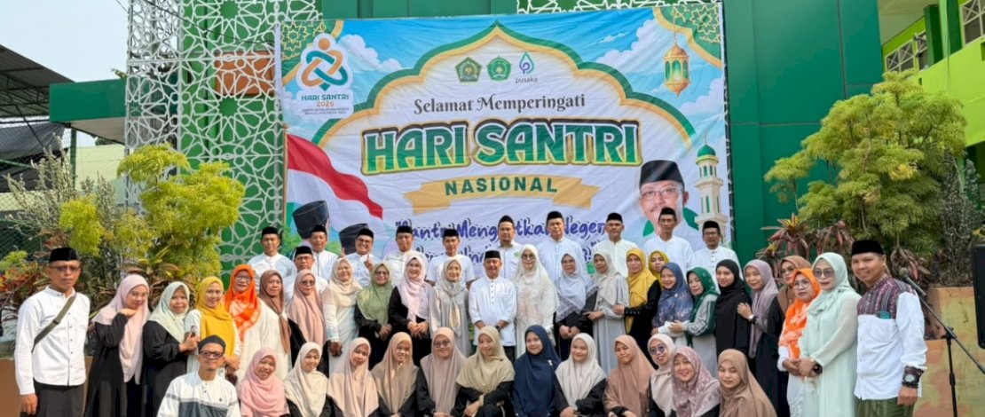 Madrasah Aliyah Negeri (MAN) 1 Kota  Makassar menggelar upacara peringatan Hari Santri, Kamis, 22 Oktober 2026. Seluruh peserta upacara mengenakan busana khas santri, sehingga suasana lapangan madrasah terasa khidmat.