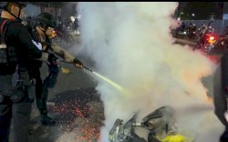 Keributan Pecah di Gunung Bawakaraeng, Yamaha Aerox Berakhir Dibakar Warga