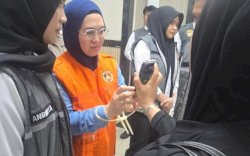 Berompi Oranye, Mantan Bupati Gowa Husniah Talenrang Resmi Dijebloskan ke Rutan Polda Sulsel