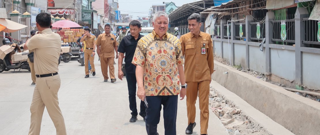 Tinjau Lapangan Lasinrang dan Pasar Sentral, Bupati Pinrang Tekankan Kebersihan dan Penataan Fasilitas Umum