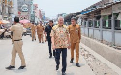 Tinjau Lapangan Lasinrang dan Pasar Sentral, Bupati Pinrang Tekankan Kebersihan dan Penataan Fasilitas Umum