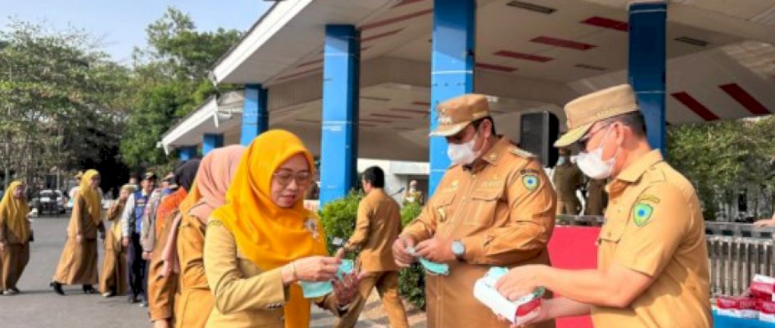 Kabut Selimuti Maros Tiga Hari, Chaidir Syam Bagikan Masker dan Imbau Warga Waspada