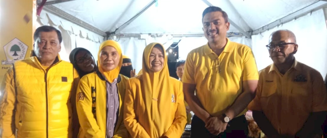 Menteri UMKM Maman Abdurrahman mengapresiasi stand Pameran Golkar Sinjai pada Semarak Pasar Rakyat Partai Golkar Sulawesi Selatan di Makassar, Sabtu malam, 24 Oktober 2026.
