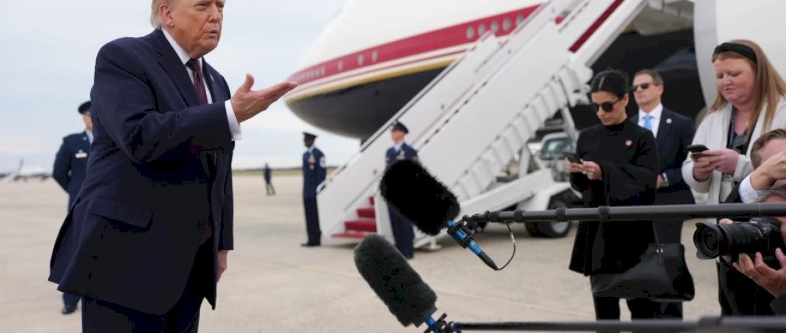 Presiden Donald Trump berbicara kepada para wartawan sebelum menaiki Air Force One, Rabu, 28 Oktober 2026, di Joint Base Andrews, Maryland. (Foto AP/Mark Schiefelbein) 