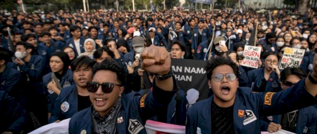 Mahasiswa Universitas Trisakti menggelar aksi demonstrasi di dekat Patung Kuda, Jakarta. (CNN Indonesia/Adi ibrahim)

