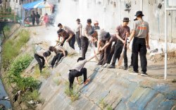 Jelang HUT ke-81 Korps Brimob, 200 Personel Brimob Sulsel Serbu Pasar Pabaeng-Baeng, Masjid hingga Kanal