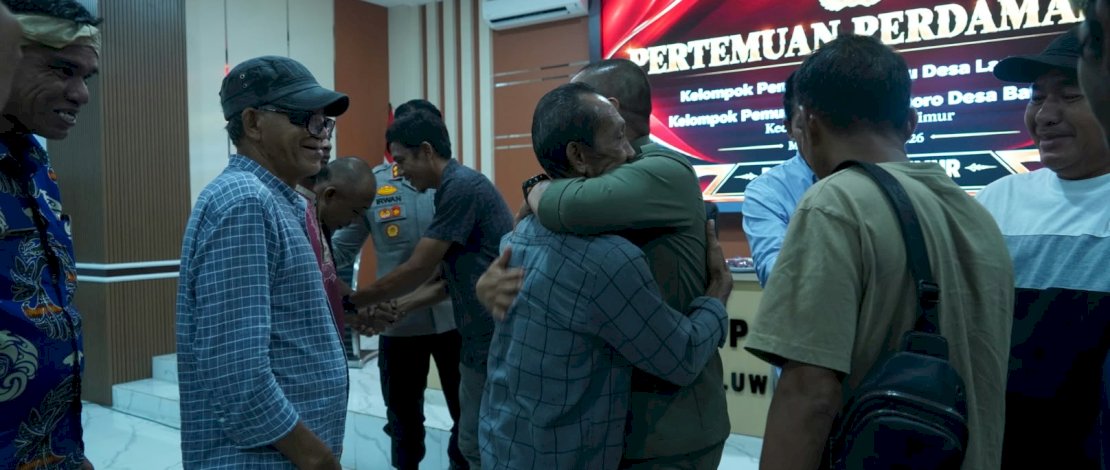 Pertemuan perdamaian antara kelompok pemuda Dusun Kau, Desa Lampenai, dan kelompok pemuda Dusun Saluborro, Desa Bawalipu, Kecamatan Wotu, yang sebelumnya terlibat bentrokan.