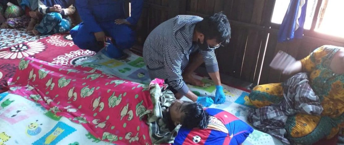 Korban saat disemayamkan di rumah duka. Pada bagian lain, perahu jolloro tampak hancur akibat ledakan bom ikan.