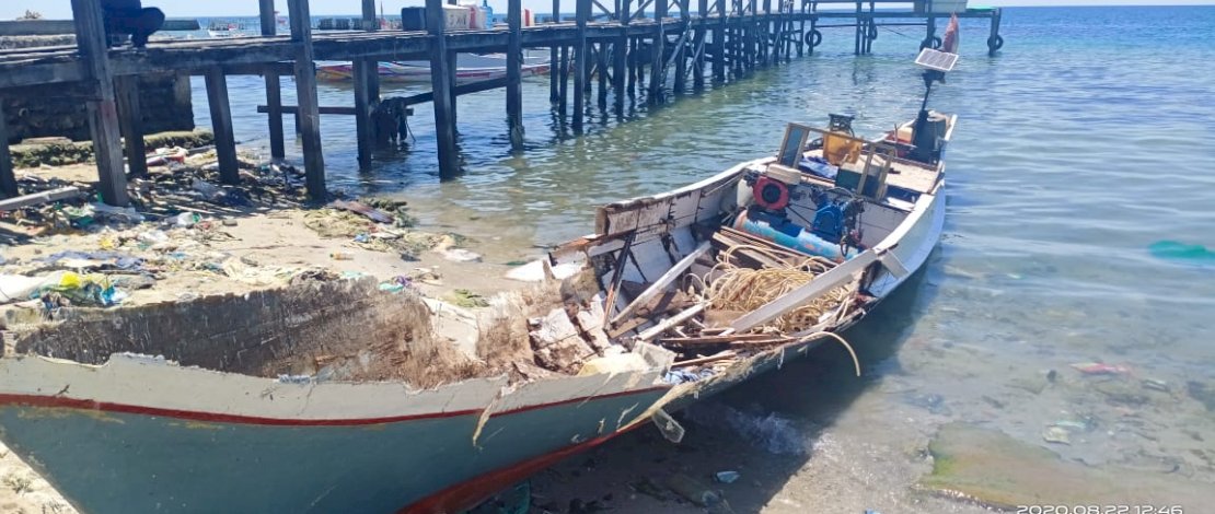 Korban saat disemayamkan di rumah duka. Pada bagian lain, perahu jolloro tampak hancur akibat ledakan bom ikan.
