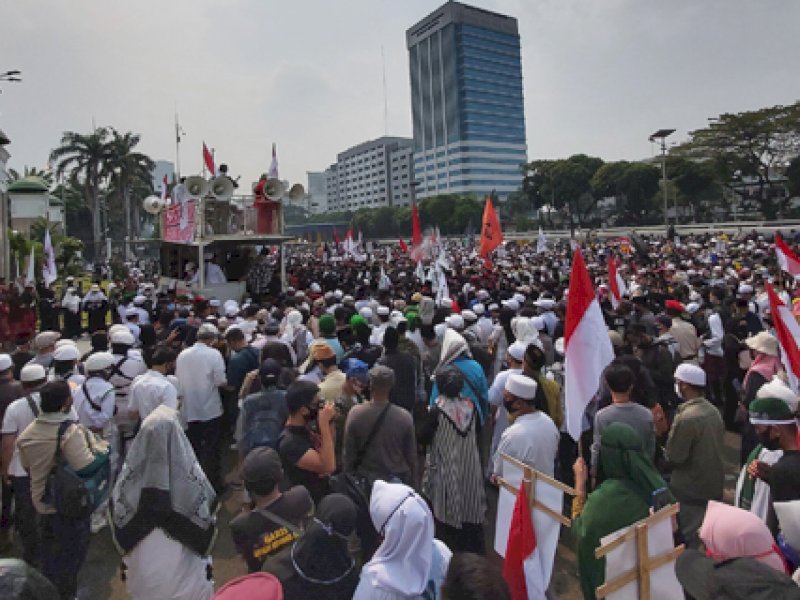 Minta Jokowi Turun, Massa Tolak RUU HIP Bakar Bendera Palu Arit