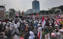 Minta Jokowi Turun, Massa Tolak RUU HIP Bakar Bendera Palu Arit