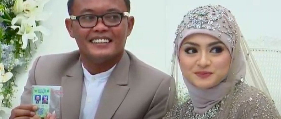 Sule resmi menikahi Nathalie Holscher dengan maskawin emas 75 gram, uang Rp 200 juta, dan seperangkat alat shalat tepat di hari ulang tahunnya, Minggu (15/11/2020)(YouTube Rans Entertainment).
