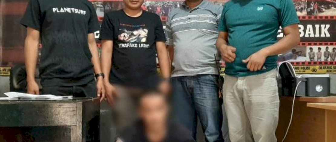 Pelaku saat diamankan polisi.