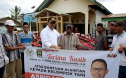 Andi Akmal Salurkan Bantuan Alat Mesin Pertanian ke Kabupaten Maros