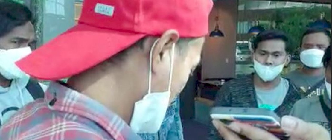 ABK WNI berbincang dengan Menlu Retno Marsudi lewat panggilan telepon sesaat sebelum meninggalkan Incheon, Seoul.