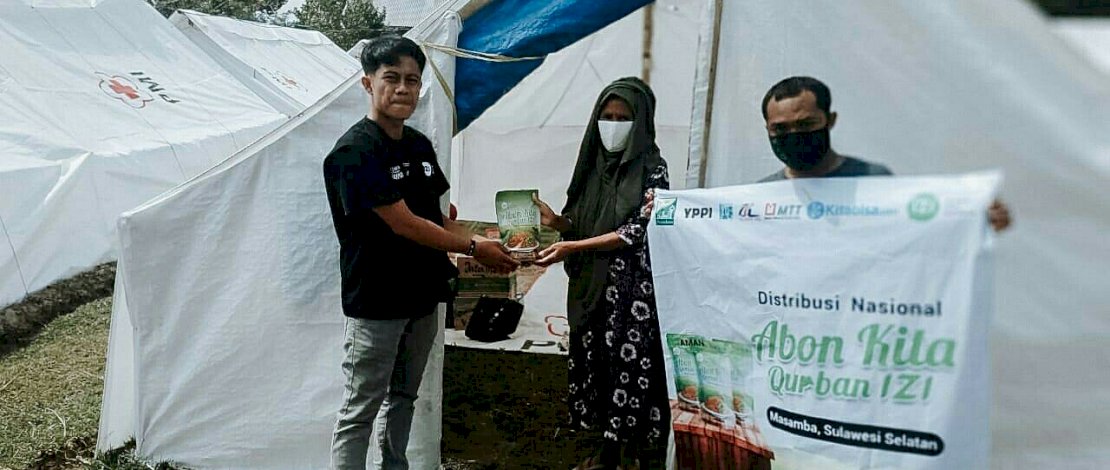 IZI menyerahkan abon kurban untuk korban banjir Lutra.